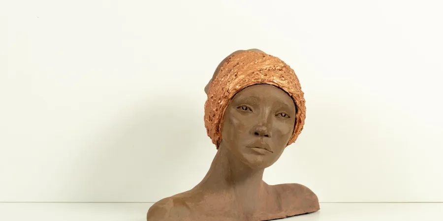 Scultura contemporanea in ceramica di Carola Castagna